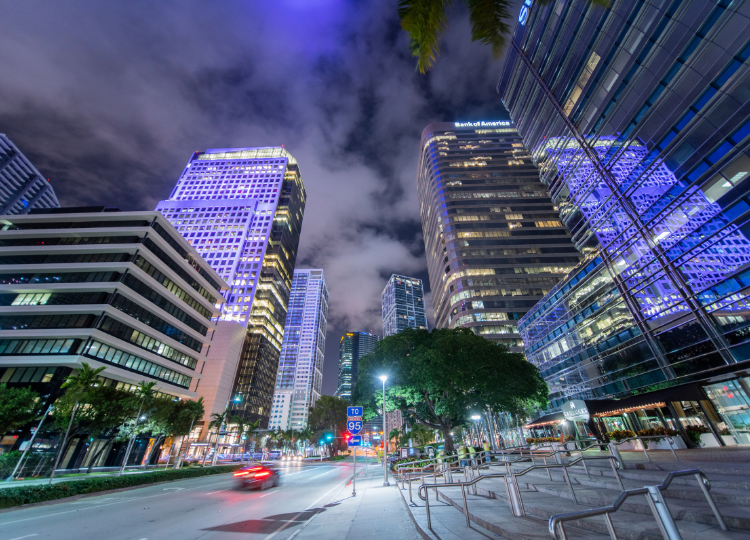 Executivos Multinacionais e o Visto EB-1 com Advogado de Imigração em Miami